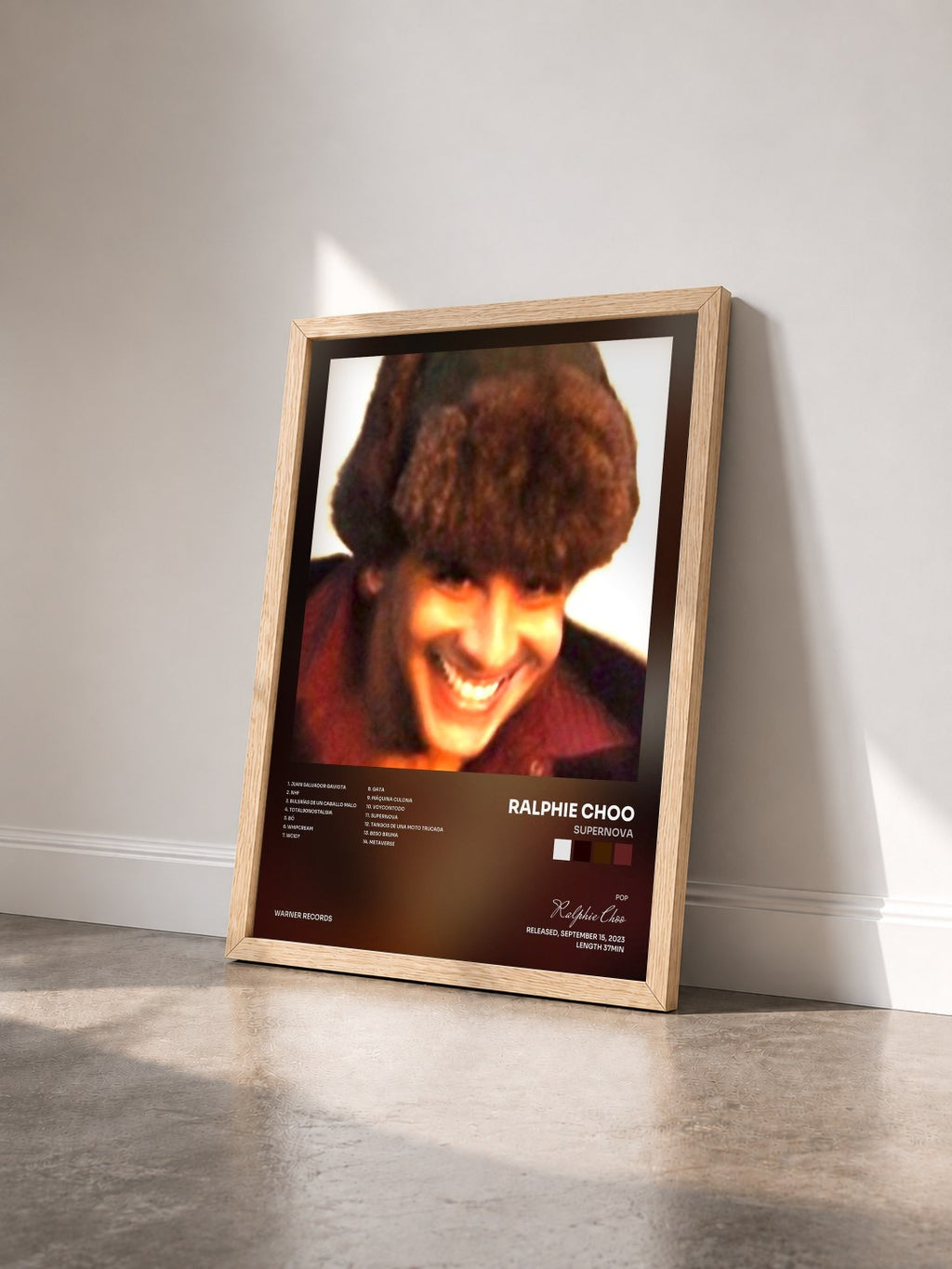 #bois Tableau de l'album SUPERNOVA de Ralphie Choo vu de trois quarts, cadre en bois brut