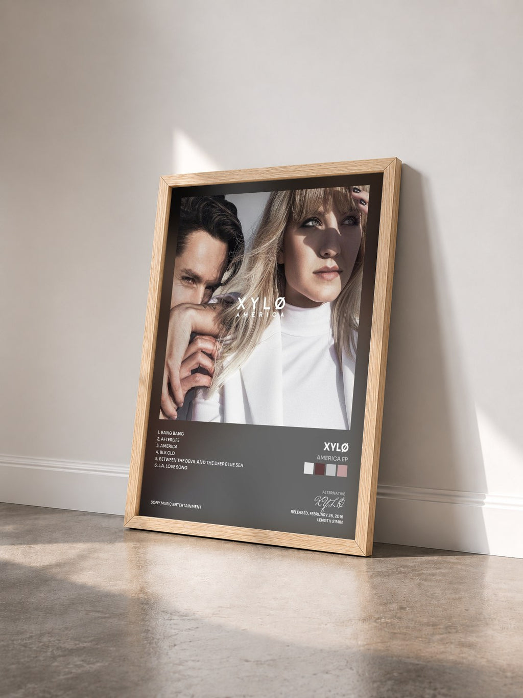 #bois Tableau de l'album America EP de XYLØ vu de trois quarts, cadre en bois brut