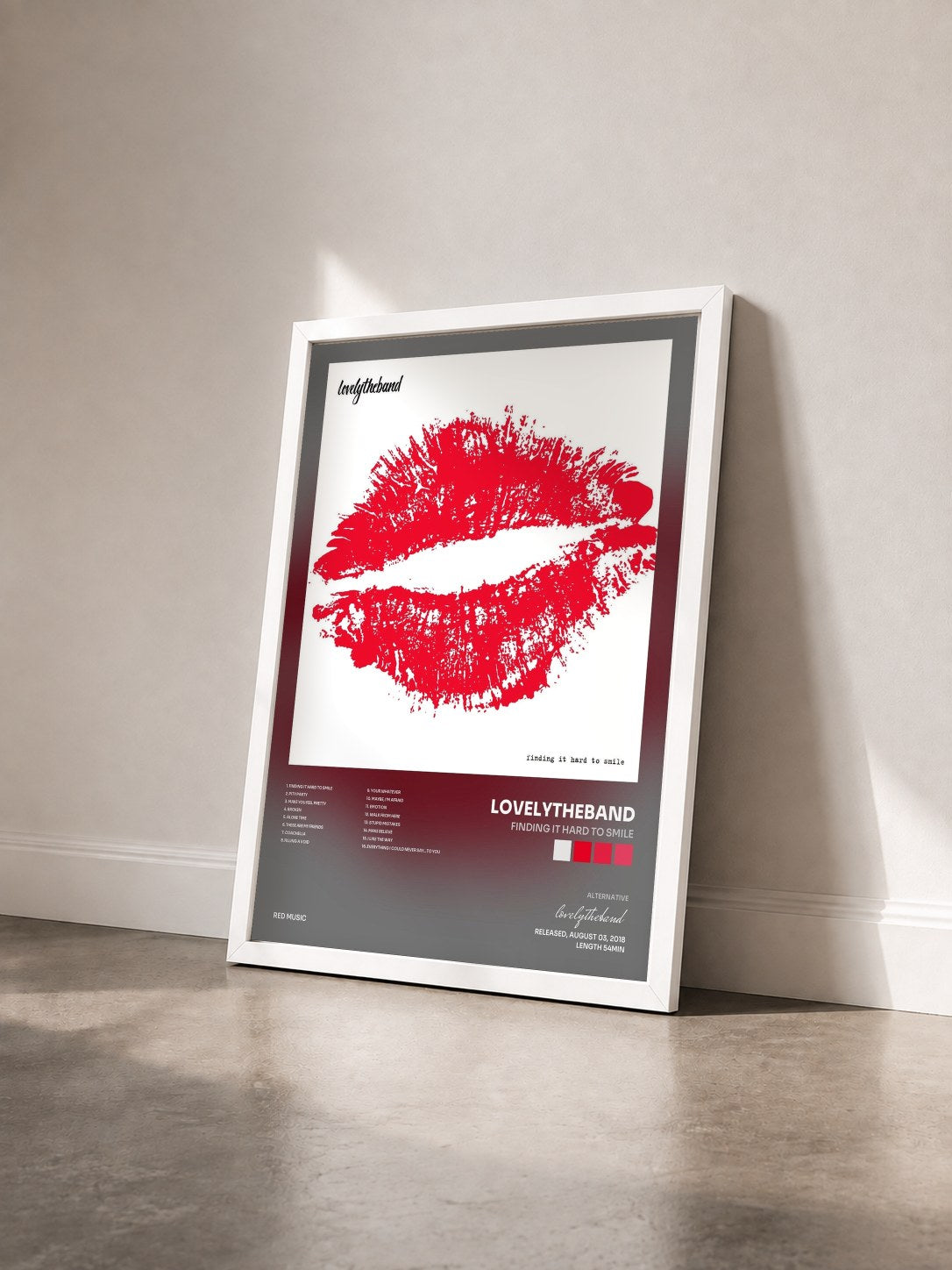 #blanc Tableau de l'album finding it hard to smile de lovelytheband vu de trois quarts, cadre blanc