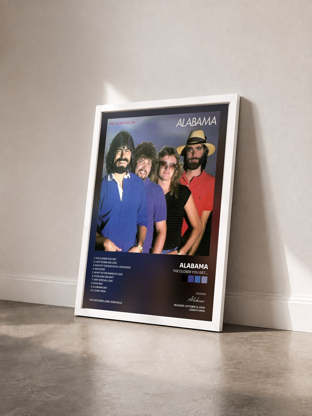 #blanc Tableau de l'album The Closer You Get... de Alabama vu de trois quarts, cadre blanc