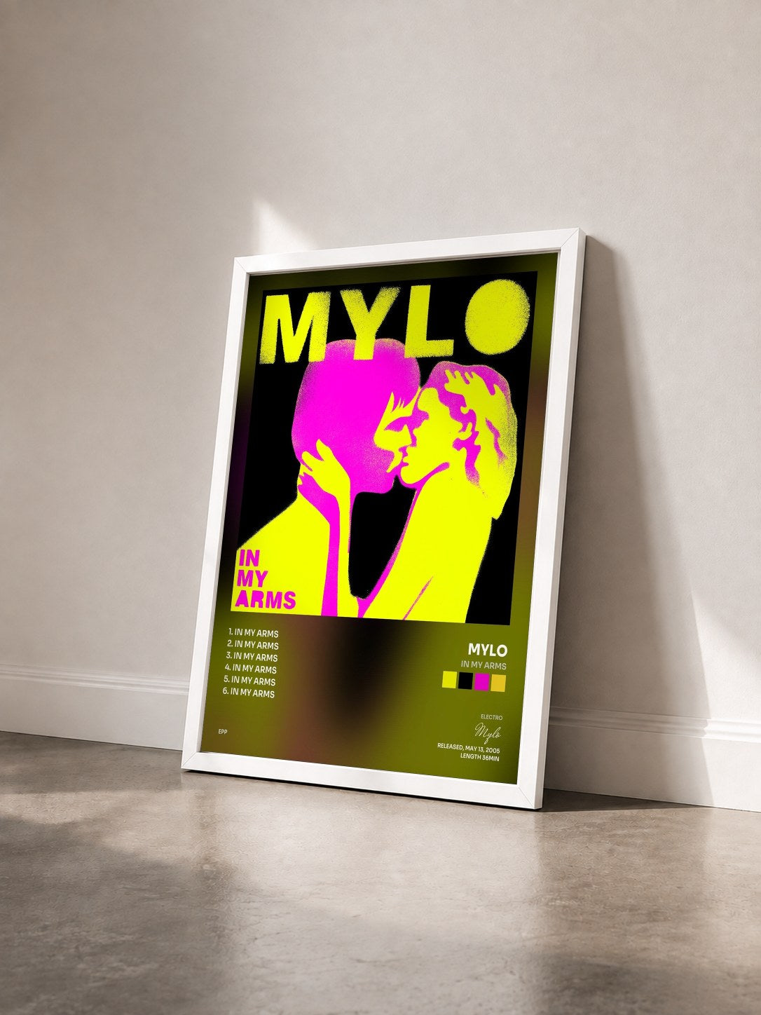 #blanc Tableau de l'album In My Arms de Mylo vu de trois quarts, cadre blanc