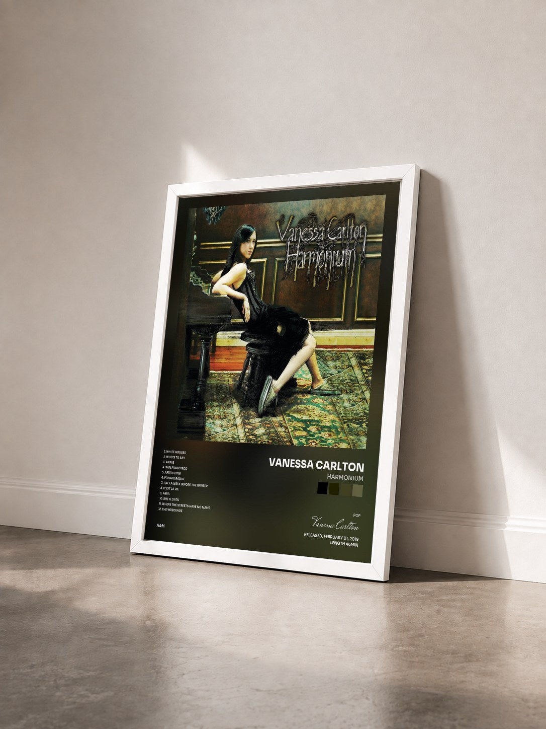 #blanc Tableau de l'album Harmonium de Vanessa Carlton vu de trois quarts, cadre blanc