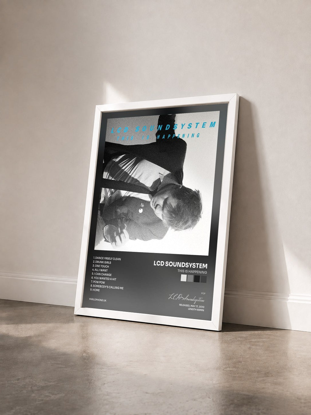 #blanc Tableau de l'album This Is Happening de LCD Soundsystem vu de trois quarts, cadre blanc