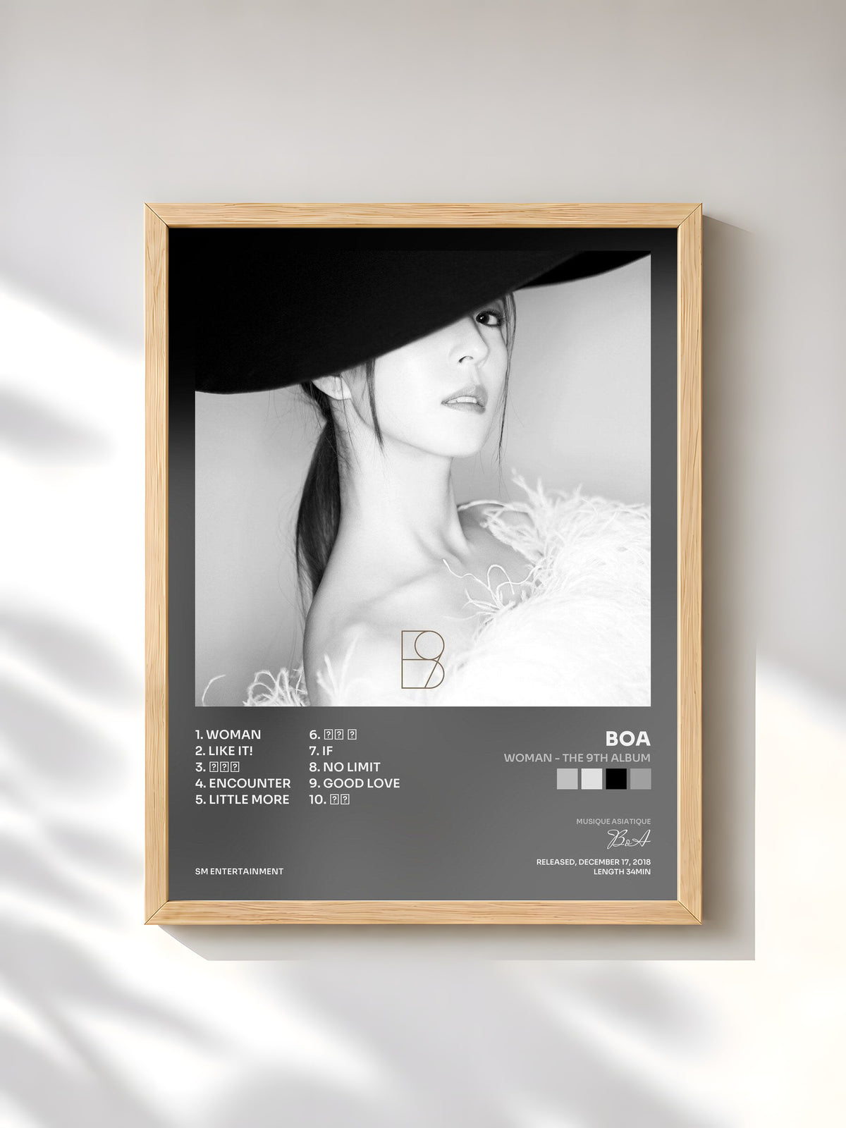 #bois Tableau de l'album WOMAN - The 9th Album de BoA, cadre en bois brut, imprimé et encadré en France