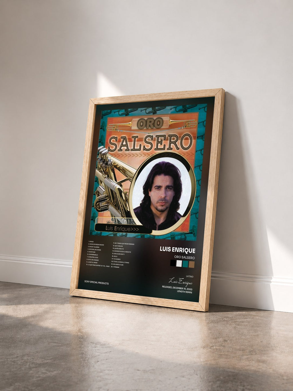 #bois Tableau de l'album Oro Salsero de Luis Enrique vu de trois quarts, cadre en bois brut