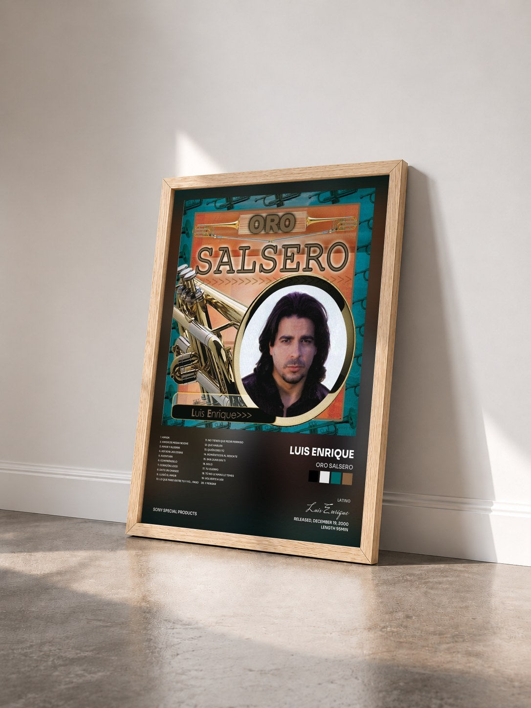#bois Tableau de l'album Oro Salsero de Luis Enrique vu de trois quarts, cadre en bois brut