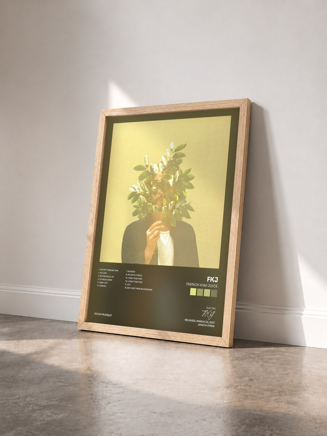 #bois Tableau de l'album French Kiwi Juice de FKJ vu de trois quarts, cadre en bois brut