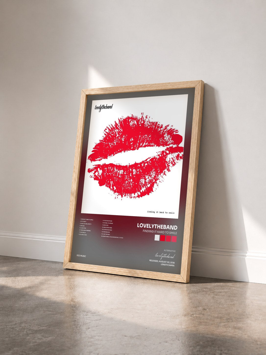 #bois Tableau de l'album finding it hard to smile de lovelytheband vu de trois quarts, cadre en bois brut
