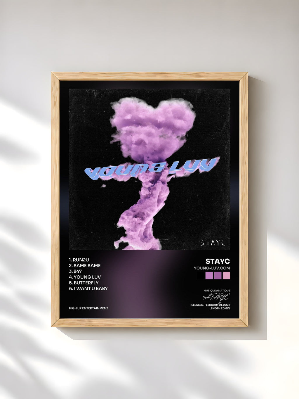 #bois Tableau de l'album YOUNG-LUV.COM de STAYC, cadre en bois brut, imprimé et encadré en France