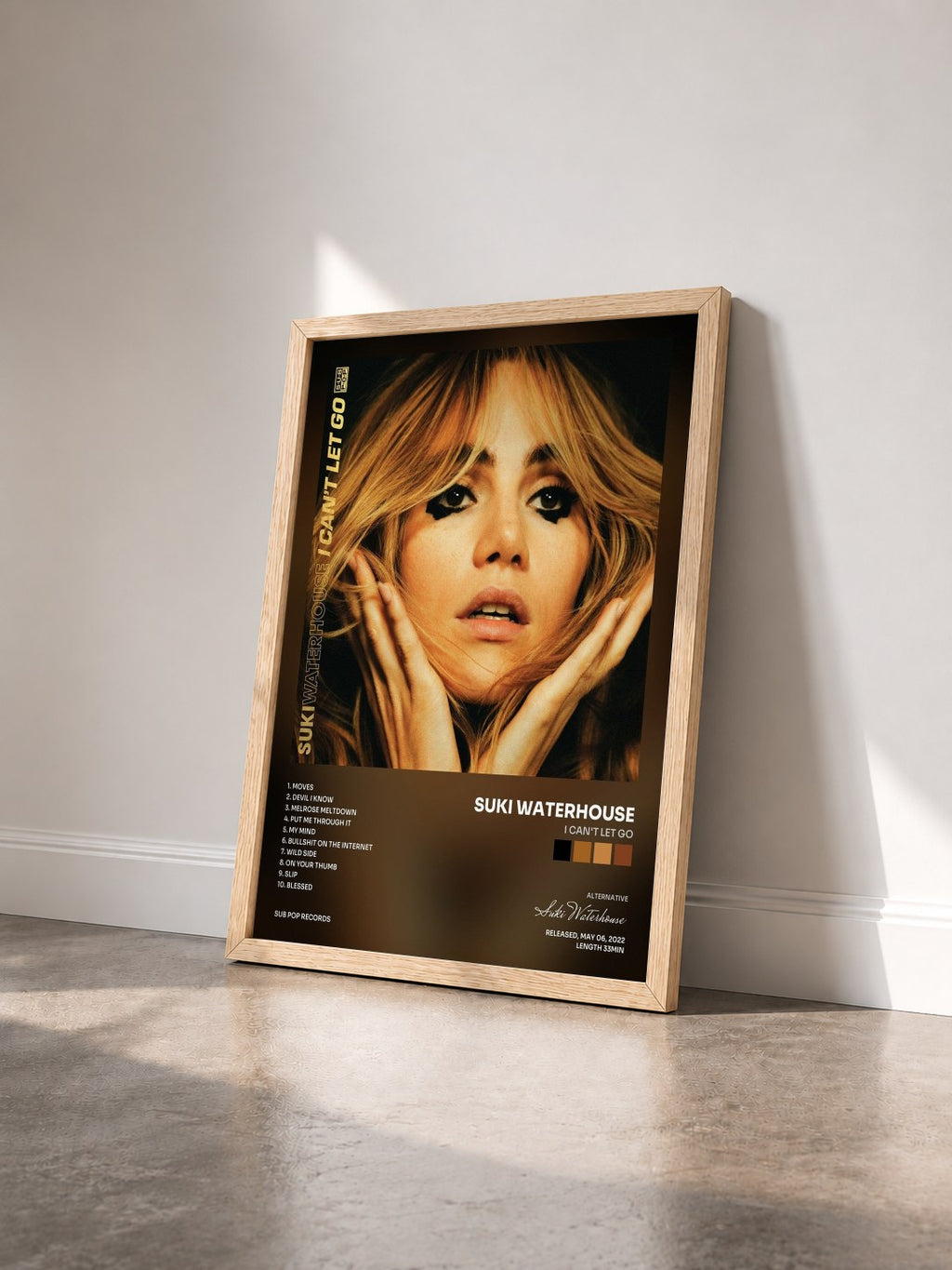 #bois Tableau de l'album I Can't Let Go de Suki Waterhouse vu de trois quarts, cadre en bois brut