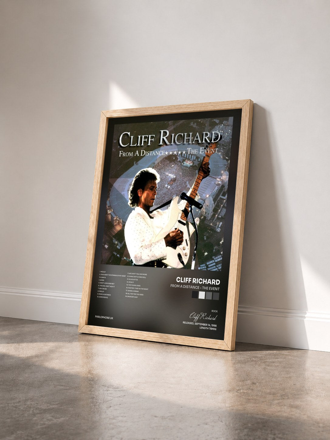 #bois Tableau de l'album From a Distance - The Event de Cliff Richard vu de trois quarts, cadre en bois brut