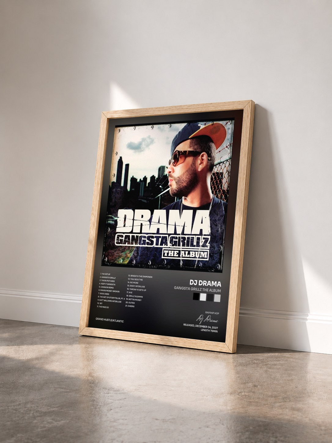 #bois Tableau de l'album Gangsta Grillz The Album de Dj Drama vu de trois quarts, cadre en bois brut