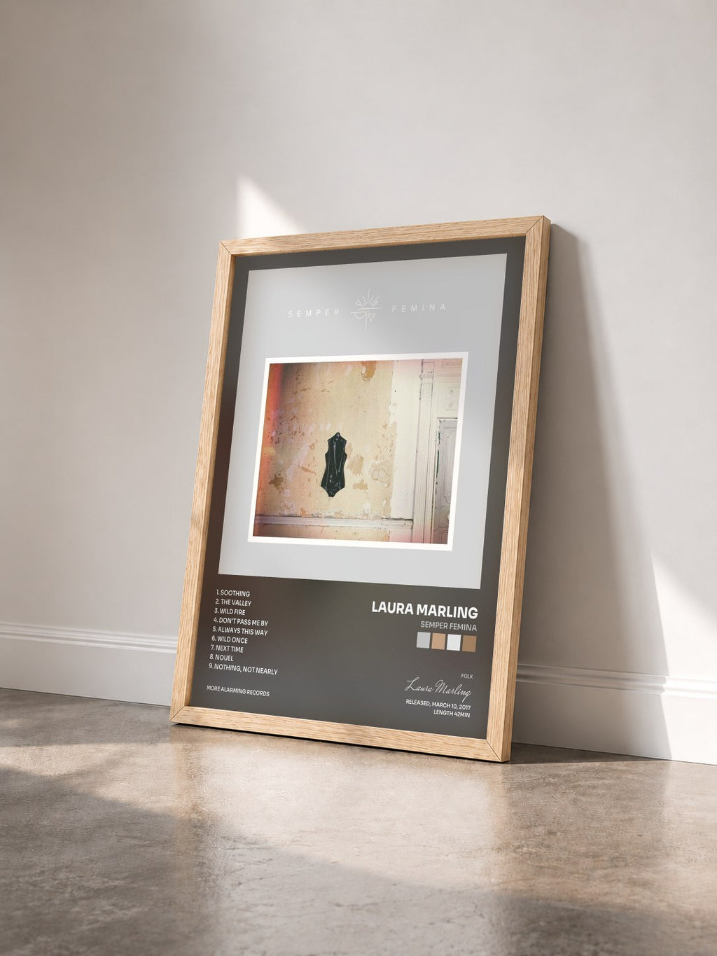 #bois Tableau de l'album Semper Femina de Laura Marling vu de trois quarts, cadre en bois brut