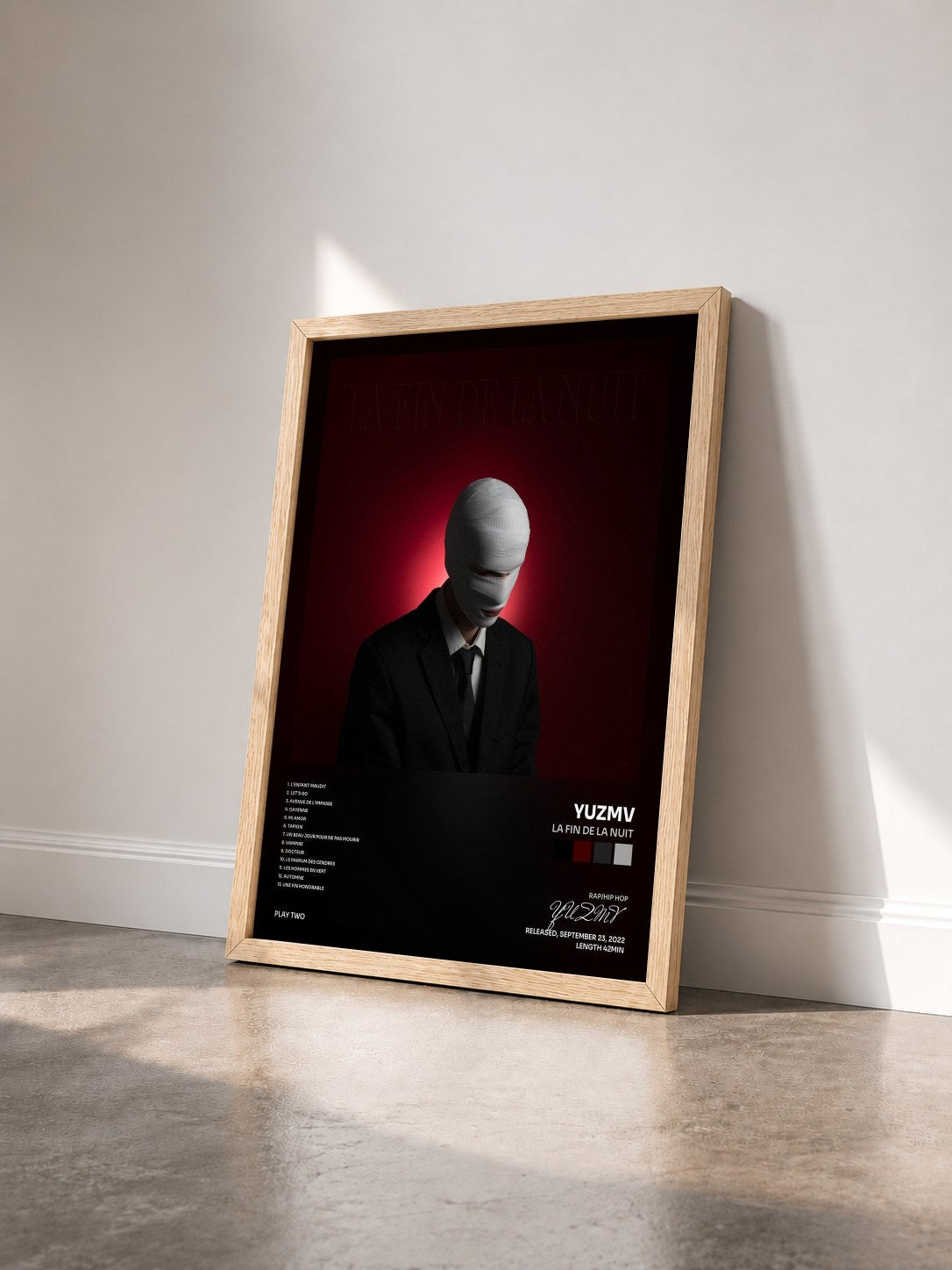 #bois Tableau de l'album La fin de la nuit de YUZMV vu de trois quarts, cadre en bois brut