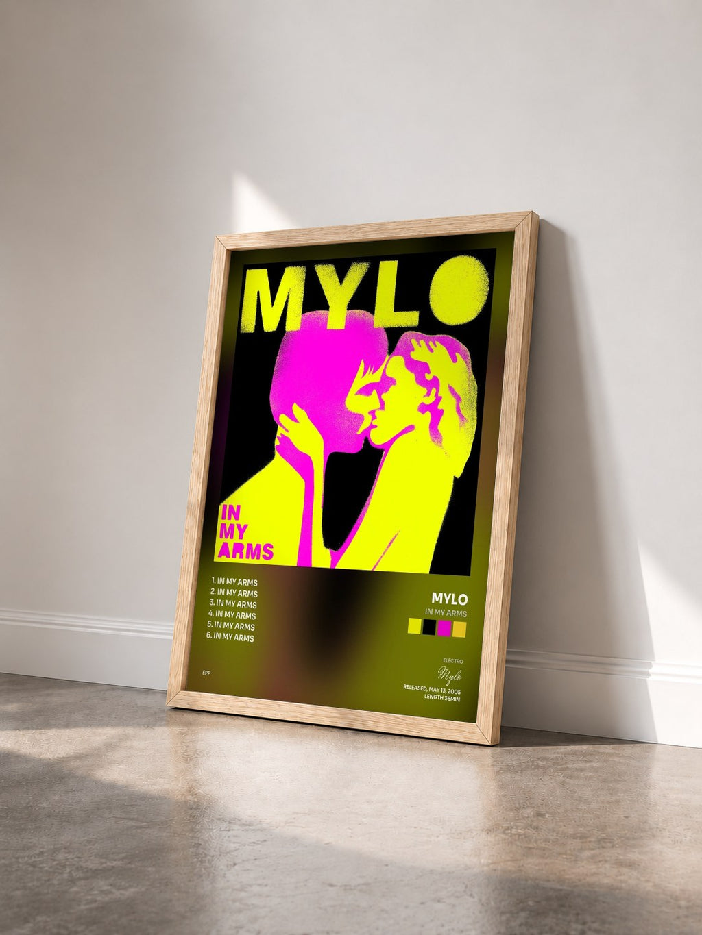 #bois Tableau de l'album In My Arms de Mylo vu de trois quarts, cadre en bois brut