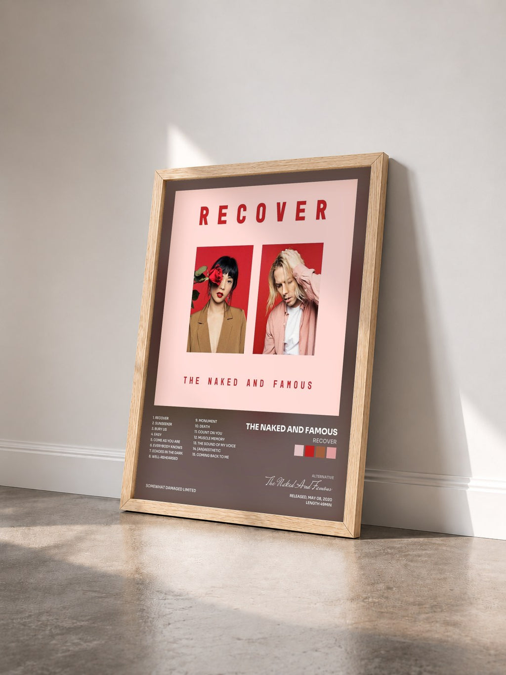 #bois Tableau de l'album Recover de The Naked And Famous vu de trois quarts, cadre en bois brut