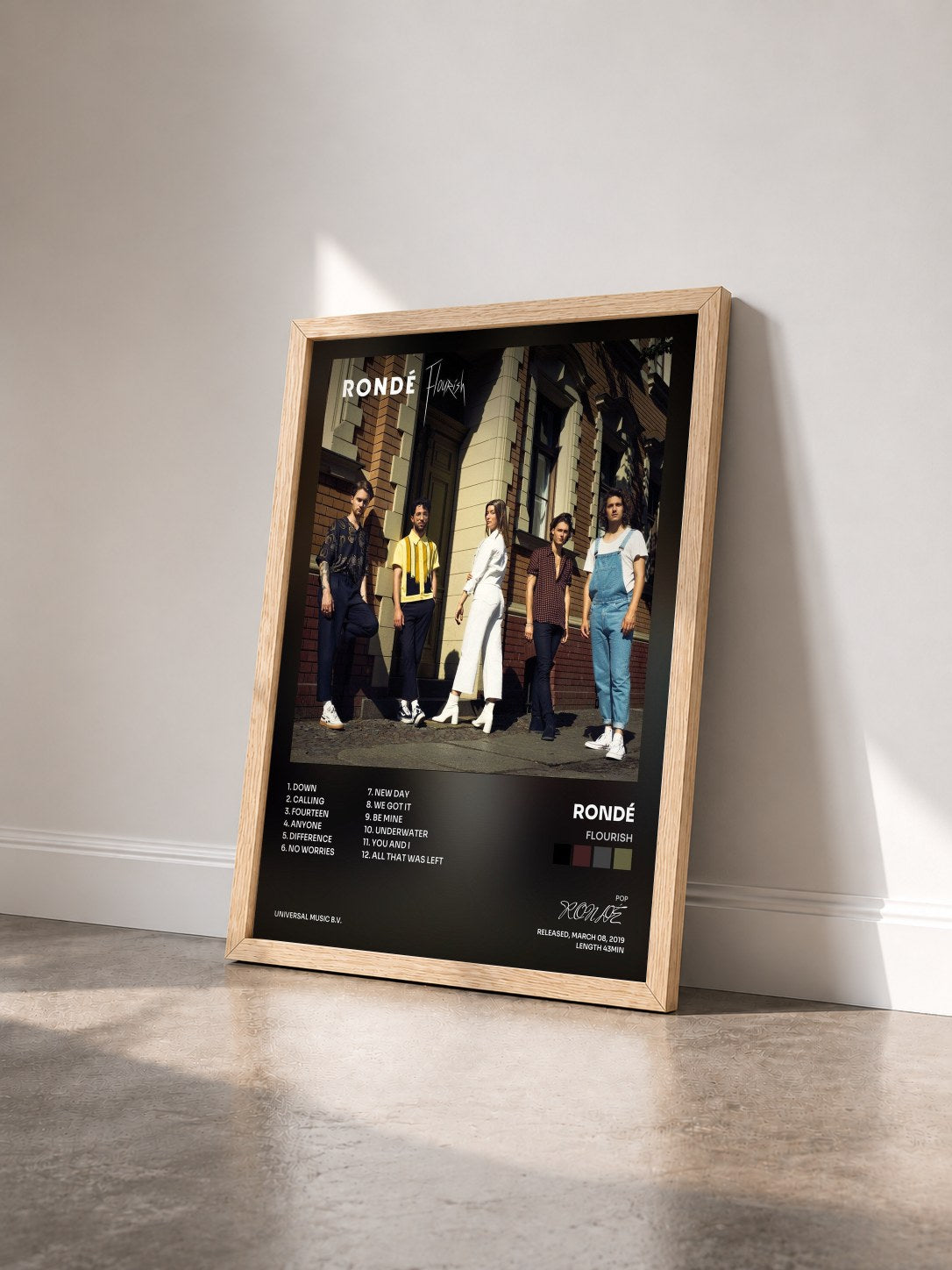 #bois Tableau de l'album Flourish de RONDÉ vu de trois quarts, cadre en bois brut