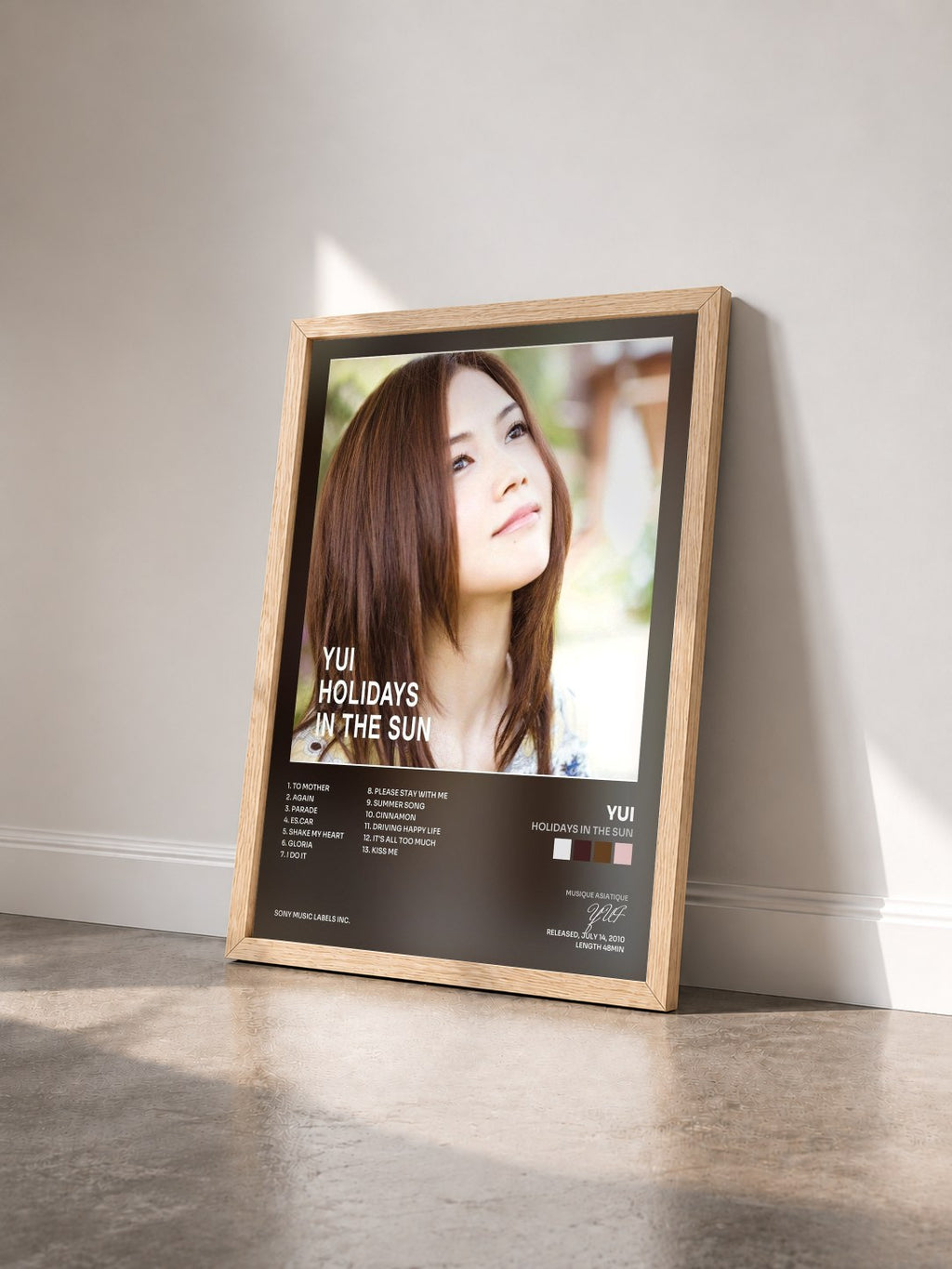 #bois Tableau de l'album HOLIDAYS IN THE SUN de YUI vu de trois quarts, cadre en bois brut