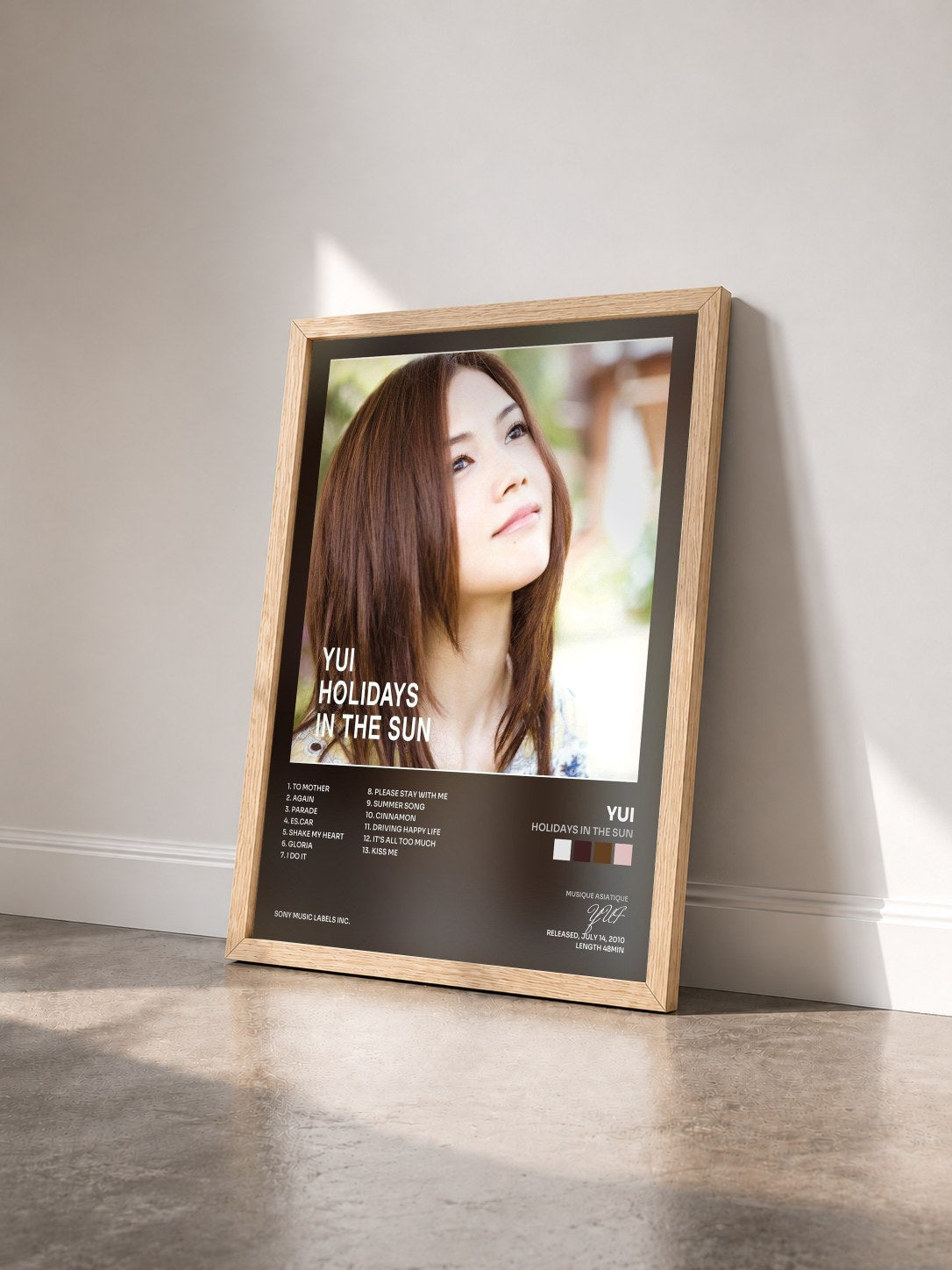 #bois Tableau de l'album HOLIDAYS IN THE SUN de YUI vu de trois quarts, cadre en bois brut
