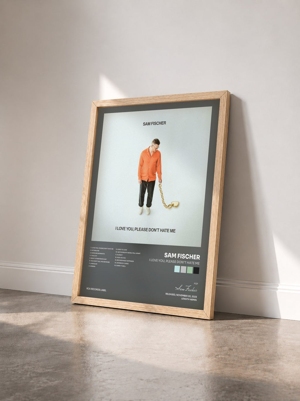 #bois Tableau de l'album I Love You, Please Don't Hate Me de Sam Fischer vu de trois quarts, cadre en bois brut