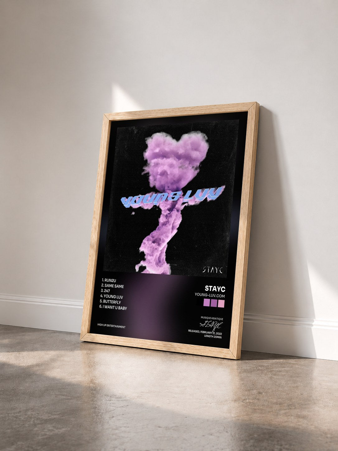 #bois Tableau de l'album YOUNG-LUV.COM de STAYC vu de trois quarts, cadre en bois brut