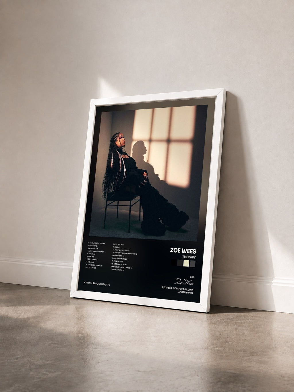 #blanc Tableau de l'album Therapy de Zoe Wees vu de trois quarts, cadre blanc