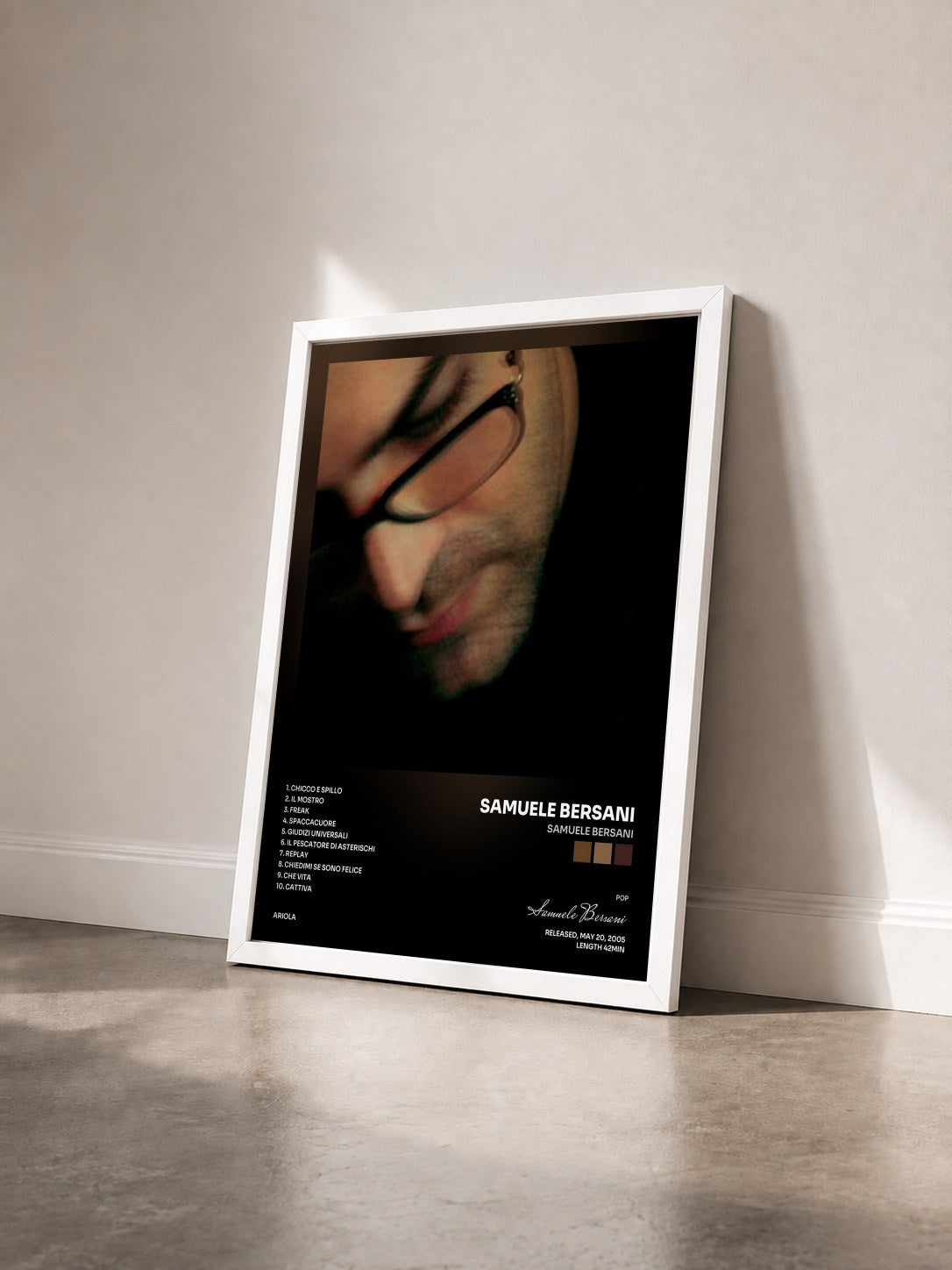 #blanc Tableau de l'album Samuele Bersani de Samuele Bersani vu de trois quarts, cadre blanc