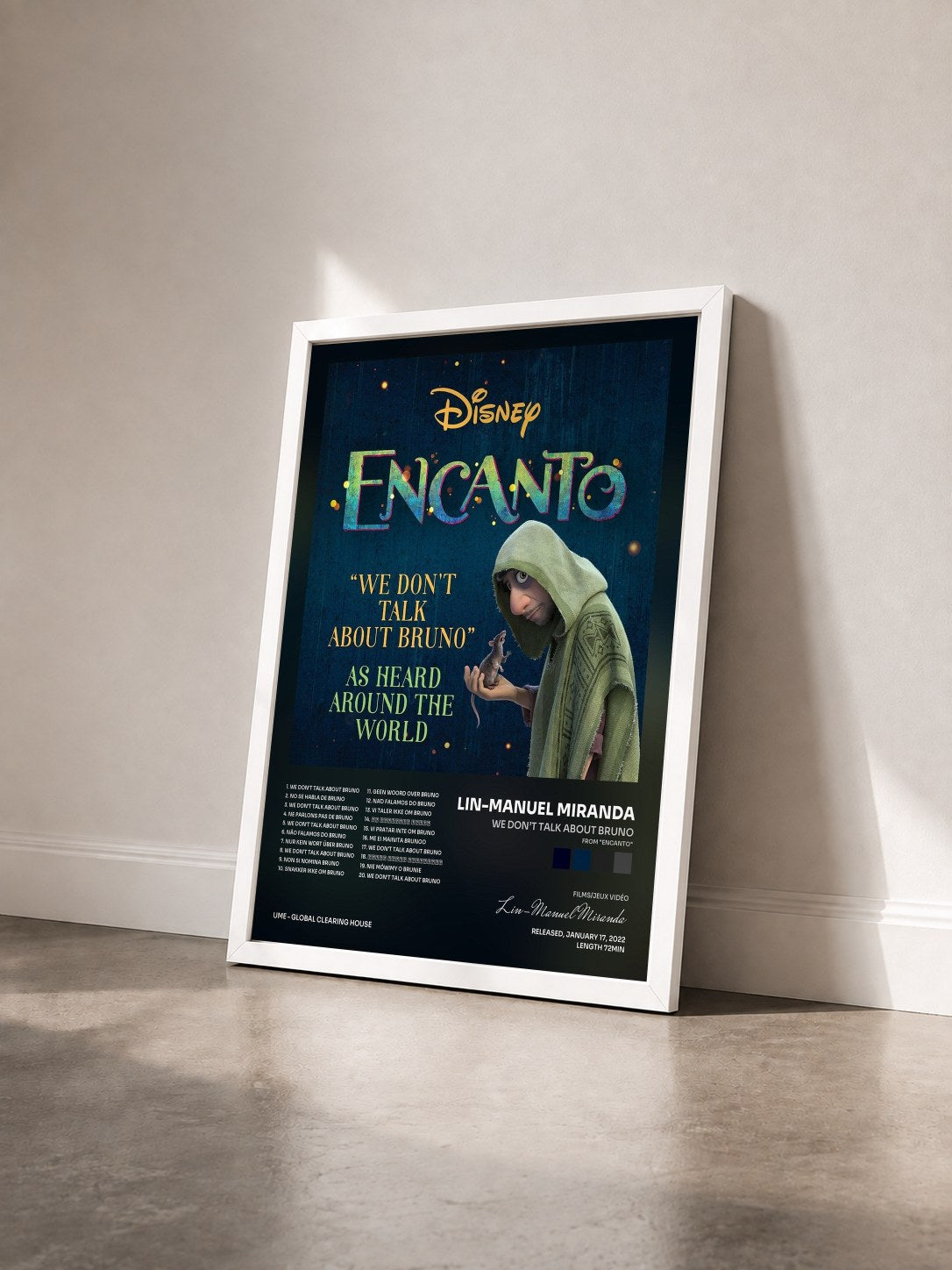#blanc Tableau de l'album We Don’t Talk About Bruno (From "Encanto") de Lin-Manuel Miranda vu de trois quarts, cadre blanc