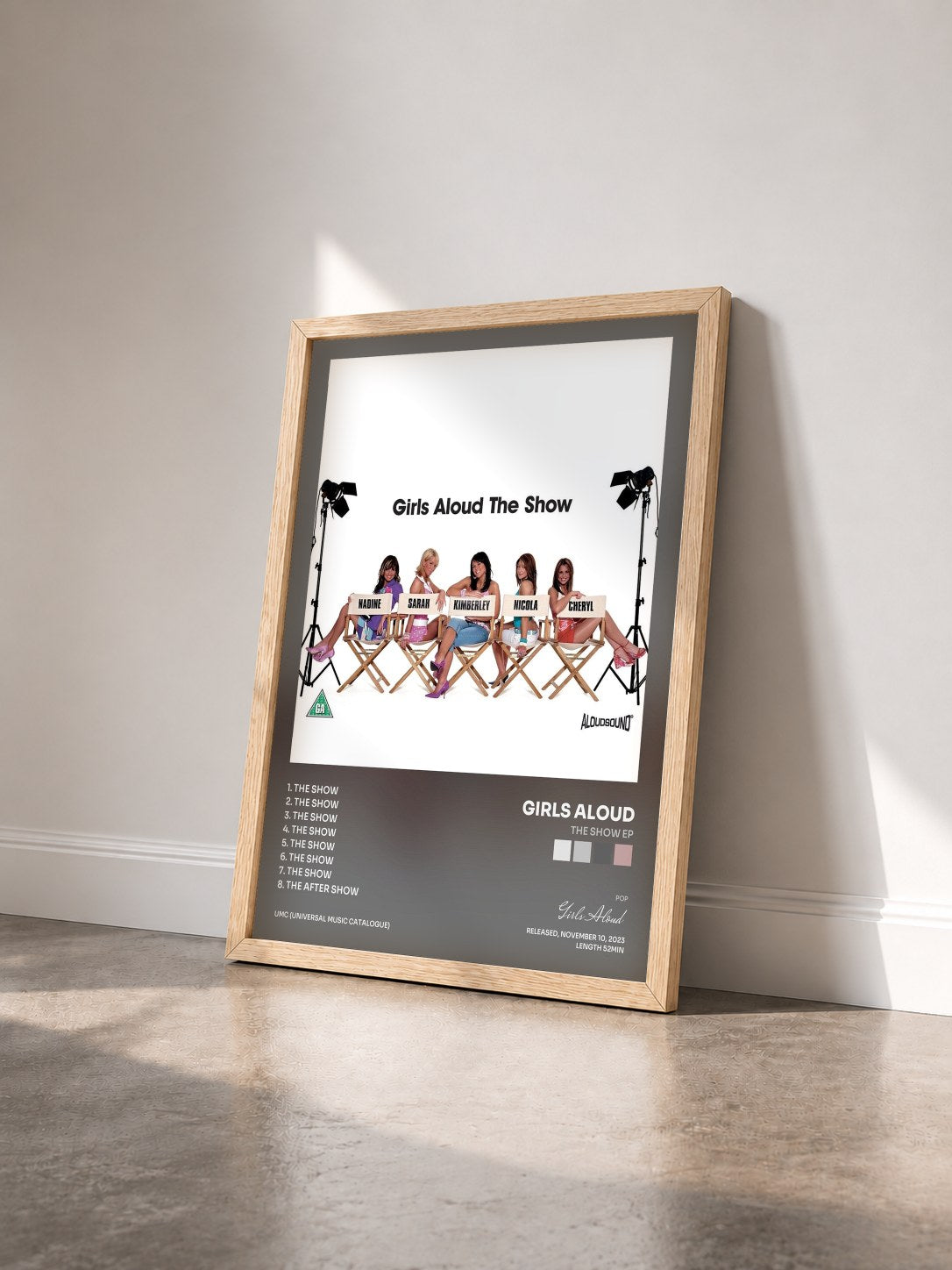 #bois Tableau de l'album The Show EP de Girls Aloud vu de trois quarts, cadre en bois brut