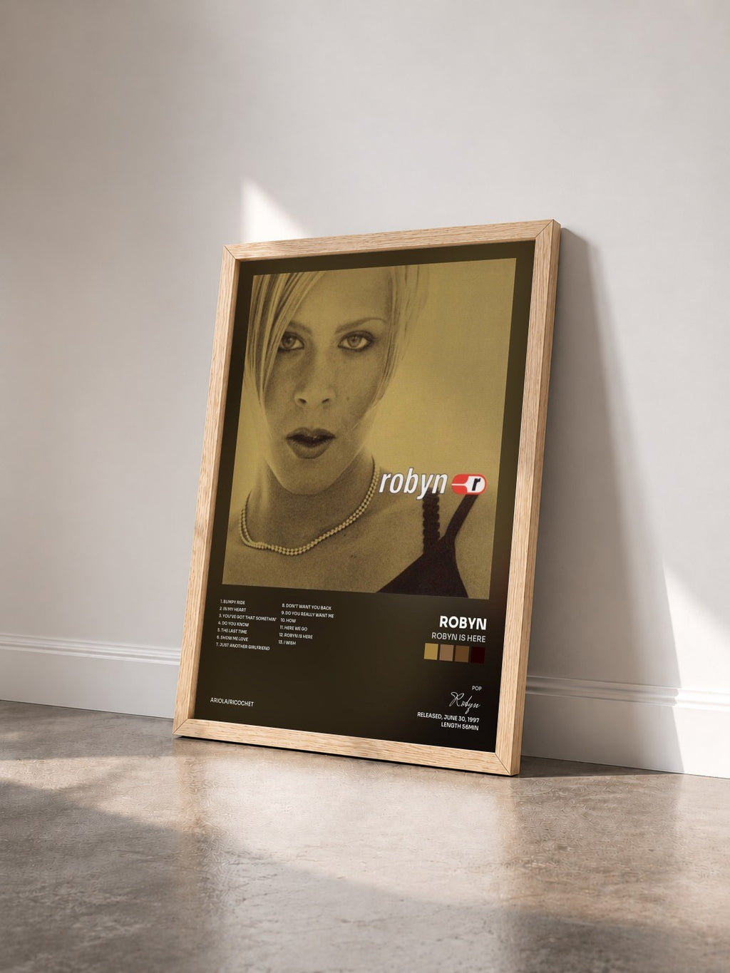 #bois Tableau de l'album Robyn Is Here de Robyn vu de trois quarts, cadre en bois brut