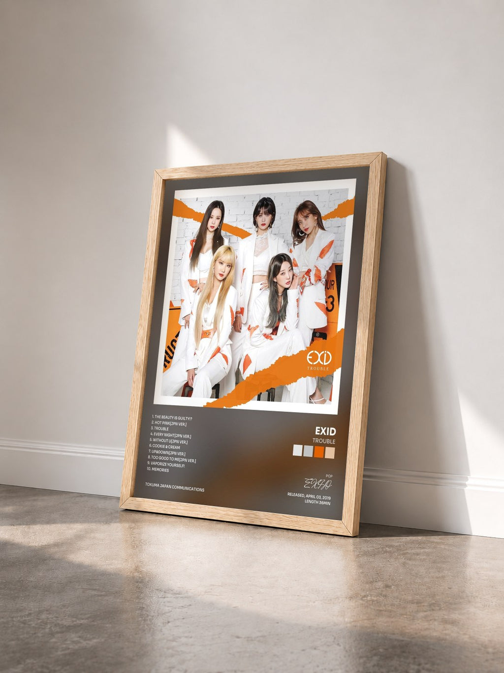 #bois Tableau de l'album TROUBLE de EXID vu de trois quarts, cadre en bois brut