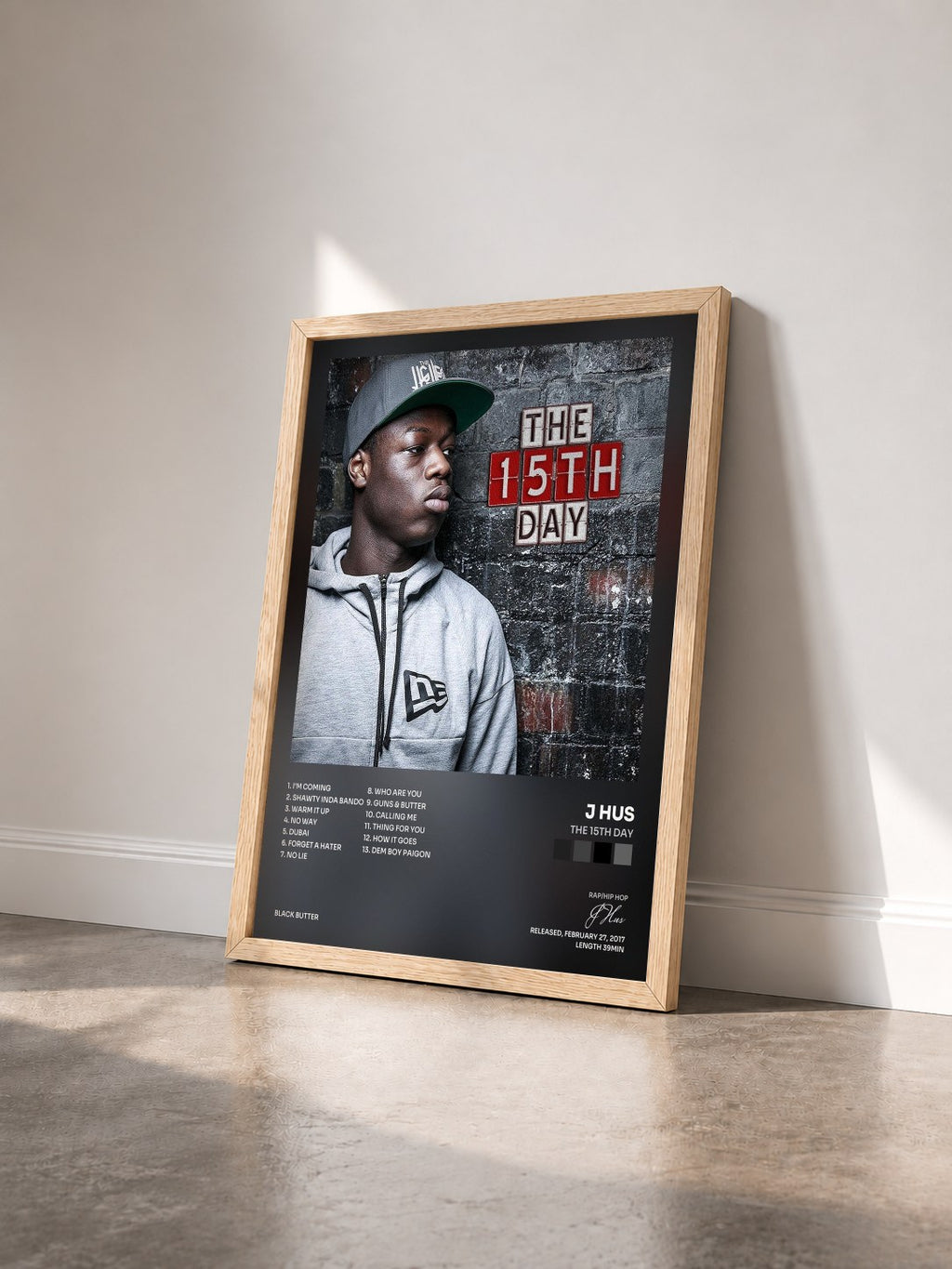 #bois Tableau de l'album The 15th Day de J Hus vu de trois quarts, cadre en bois brut