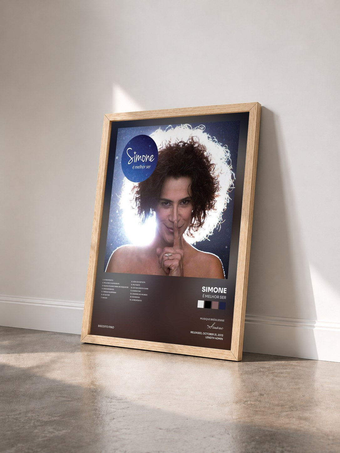 #bois Tableau de l'album É Melhor Ser de Simone vu de trois quarts, cadre en bois brut