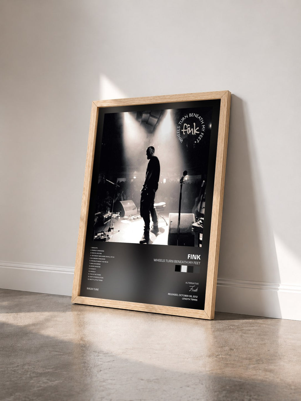 #bois Tableau de l'album Wheels Turn Beneath My Feet de Fink vu de trois quarts, cadre en bois brut