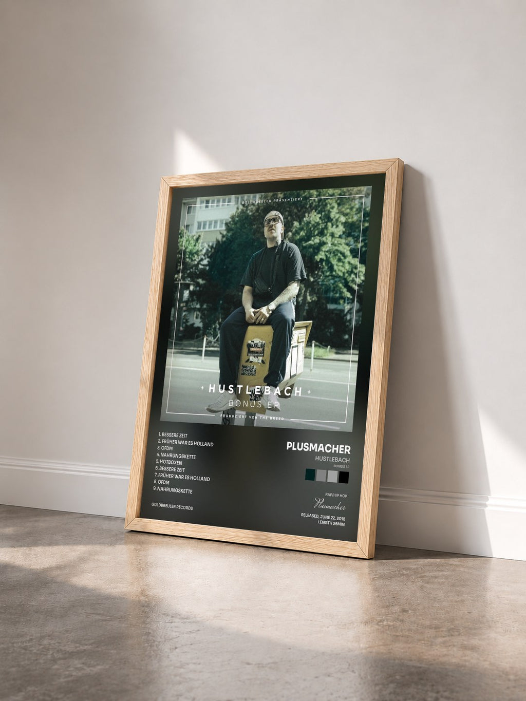 #bois Tableau de l'album Hustlebach (Bonus EP) de Plusmacher vu de trois quarts, cadre en bois brut