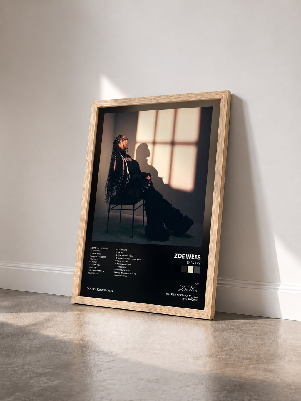 #bois Tableau de l'album Therapy de Zoe Wees vu de trois quarts, cadre en bois brut