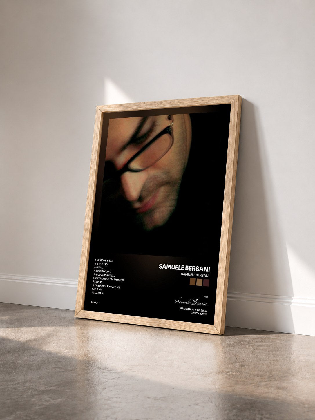 #bois Tableau de l'album Samuele Bersani de Samuele Bersani vu de trois quarts, cadre en bois brut