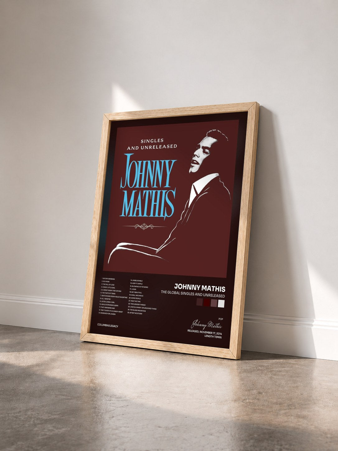 #bois Tableau de l'album The Global Singles and Unreleased de Johnny Mathis vu de trois quarts, cadre en bois brut