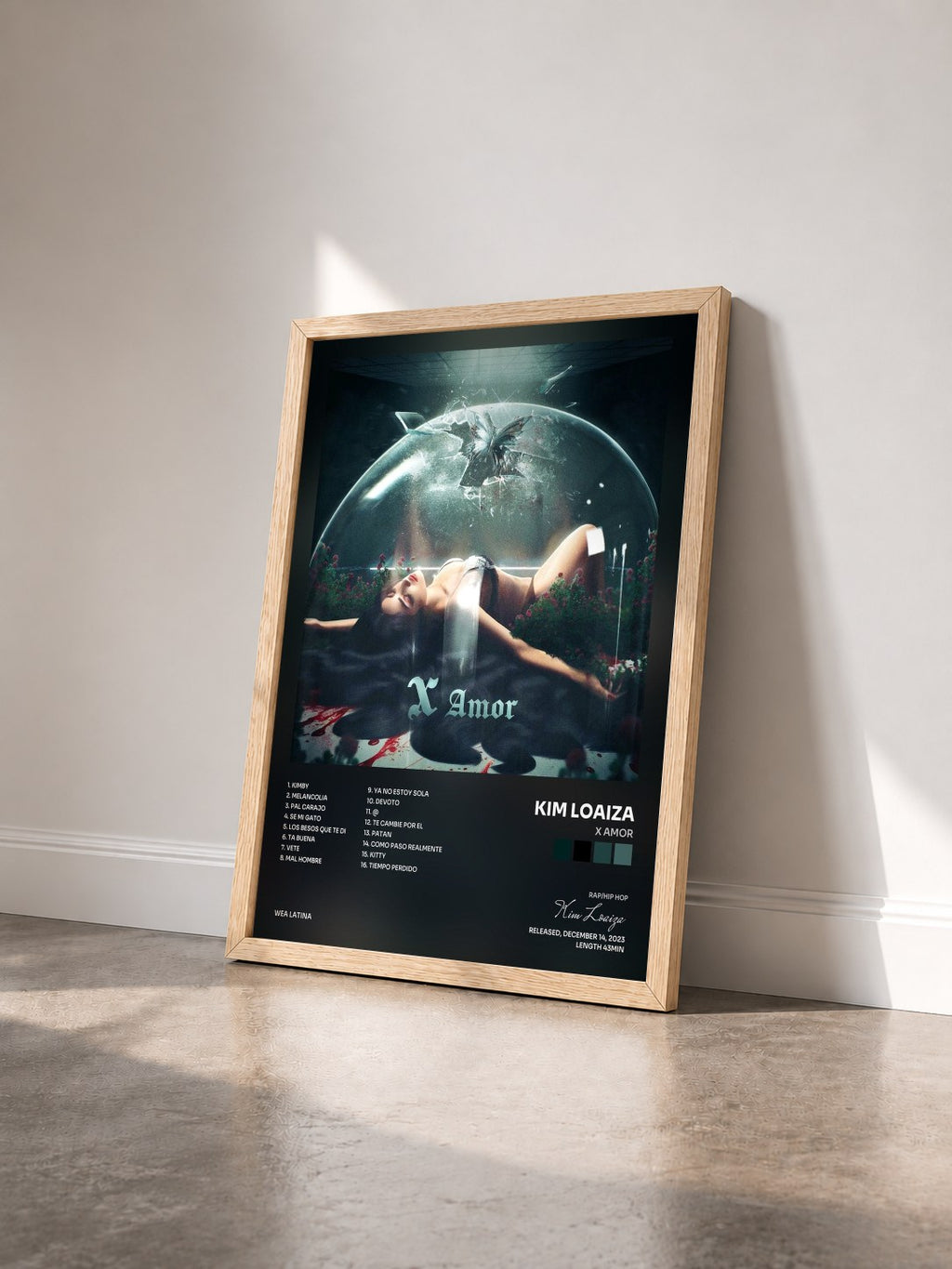 #bois Tableau de l'album X Amor de Kim Loaiza vu de trois quarts, cadre en bois brut
