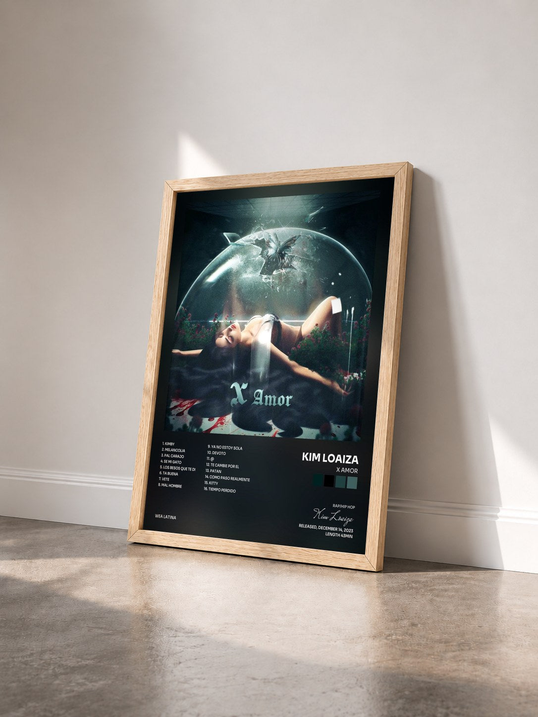 #bois Tableau de l'album X Amor de Kim Loaiza vu de trois quarts, cadre en bois brut