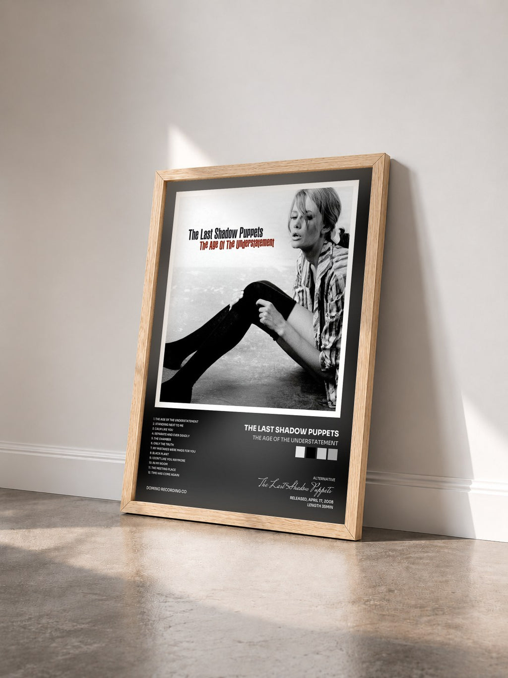 #bois Tableau de l'album The Age Of The Understatement de The Last Shadow Puppets vu de trois quarts, cadre en bois brut