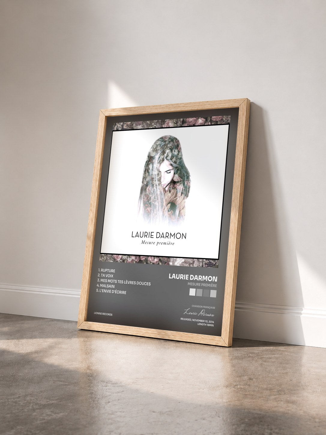 #bois Tableau de l'album Mesure première de Laurie Darmon vu de trois quarts, cadre en bois brut