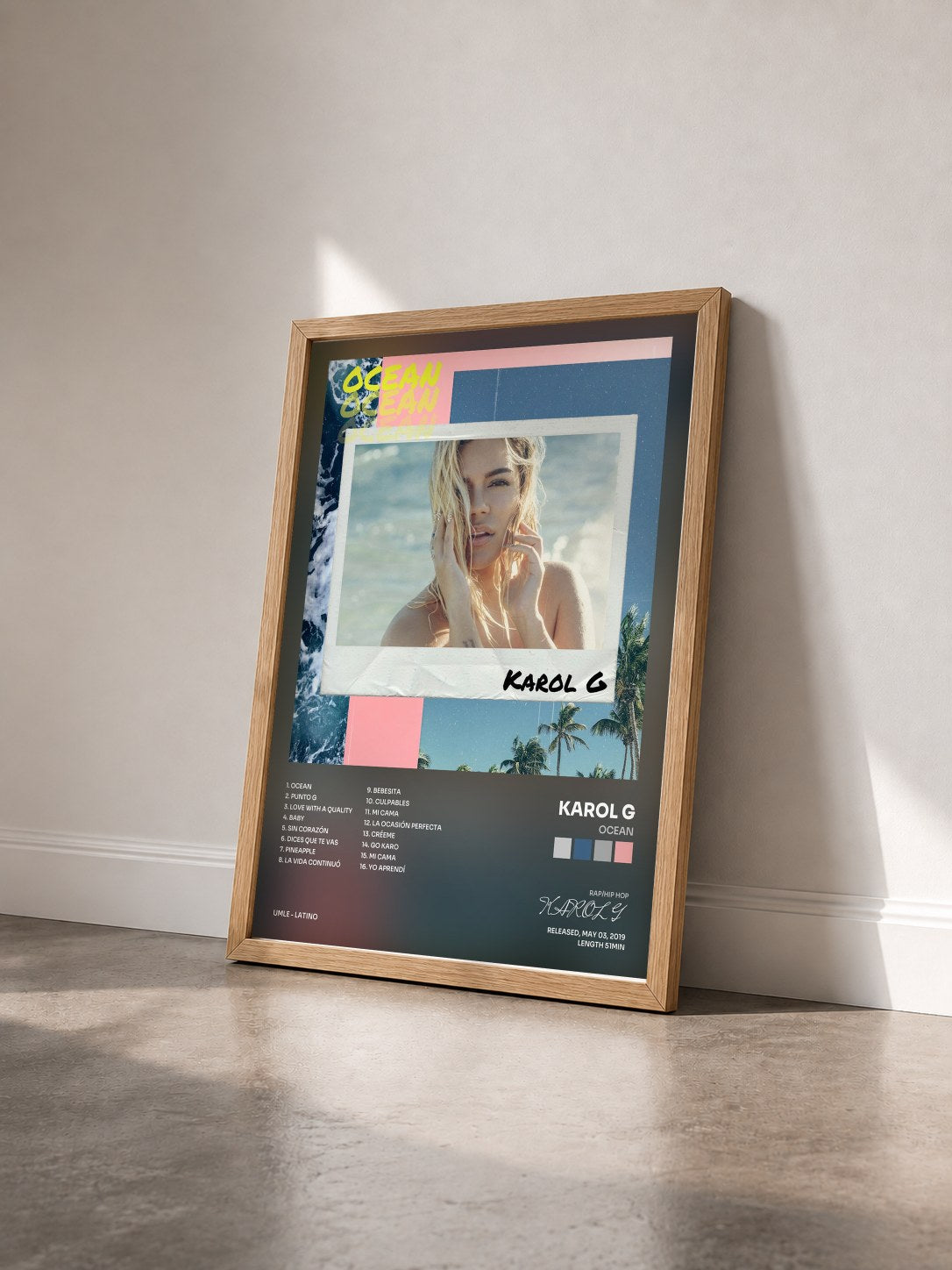 #bois Tableau de l'album OCEAN de KAROL G vu de trois quarts, cadre en bois brut