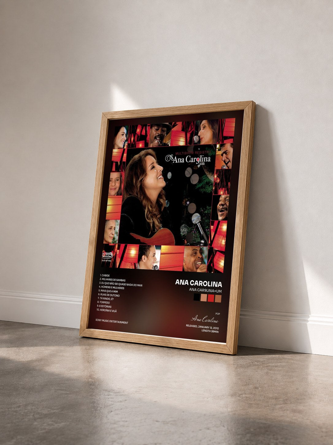 #bois Tableau de l'album Ana Car9lina+um de Ana Carolina vu de trois quarts, cadre en bois brut