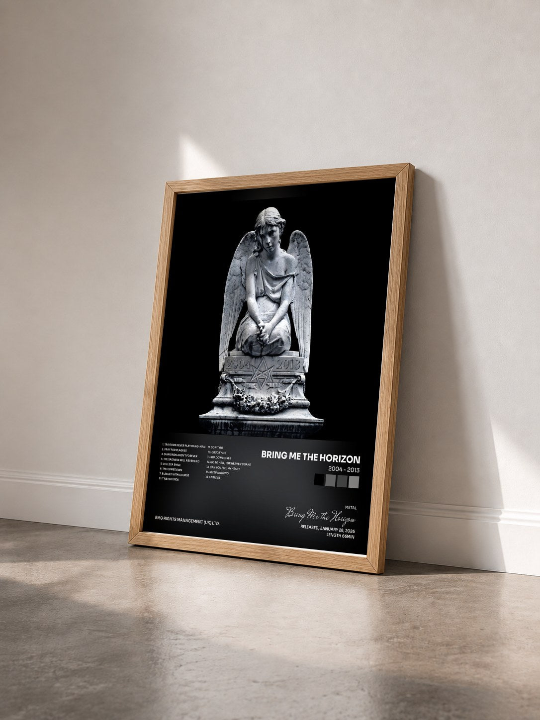#bois Tableau de l'album 2004 - 2013 de Bring Me the Horizon vu de trois quarts, cadre en bois brut