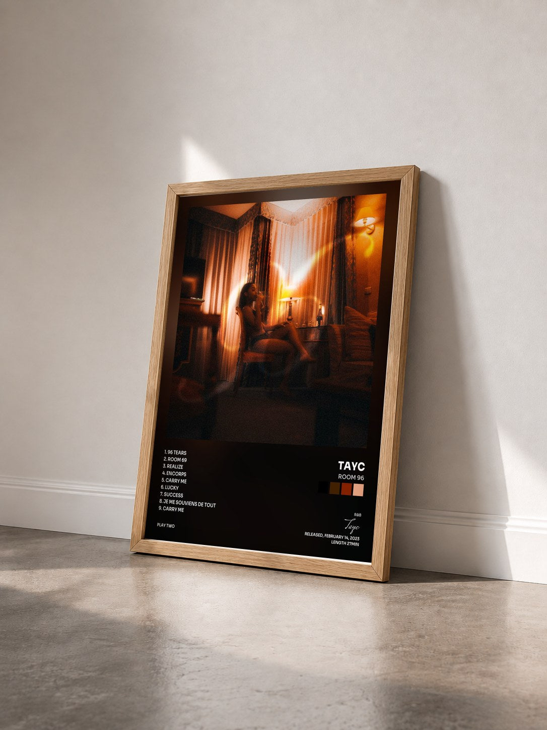 #bois Tableau de l'album ROOM 96 de Tayc vu de trois quarts, cadre en bois brut