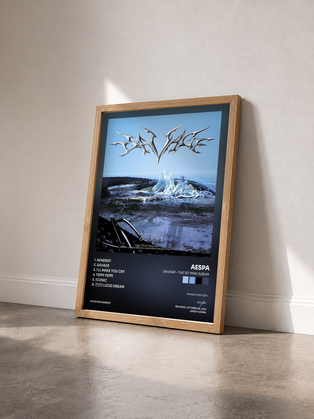 #bois Tableau de l'album Savage - The 1st Mini Album de aespa vu de trois quarts, cadre en bois brut