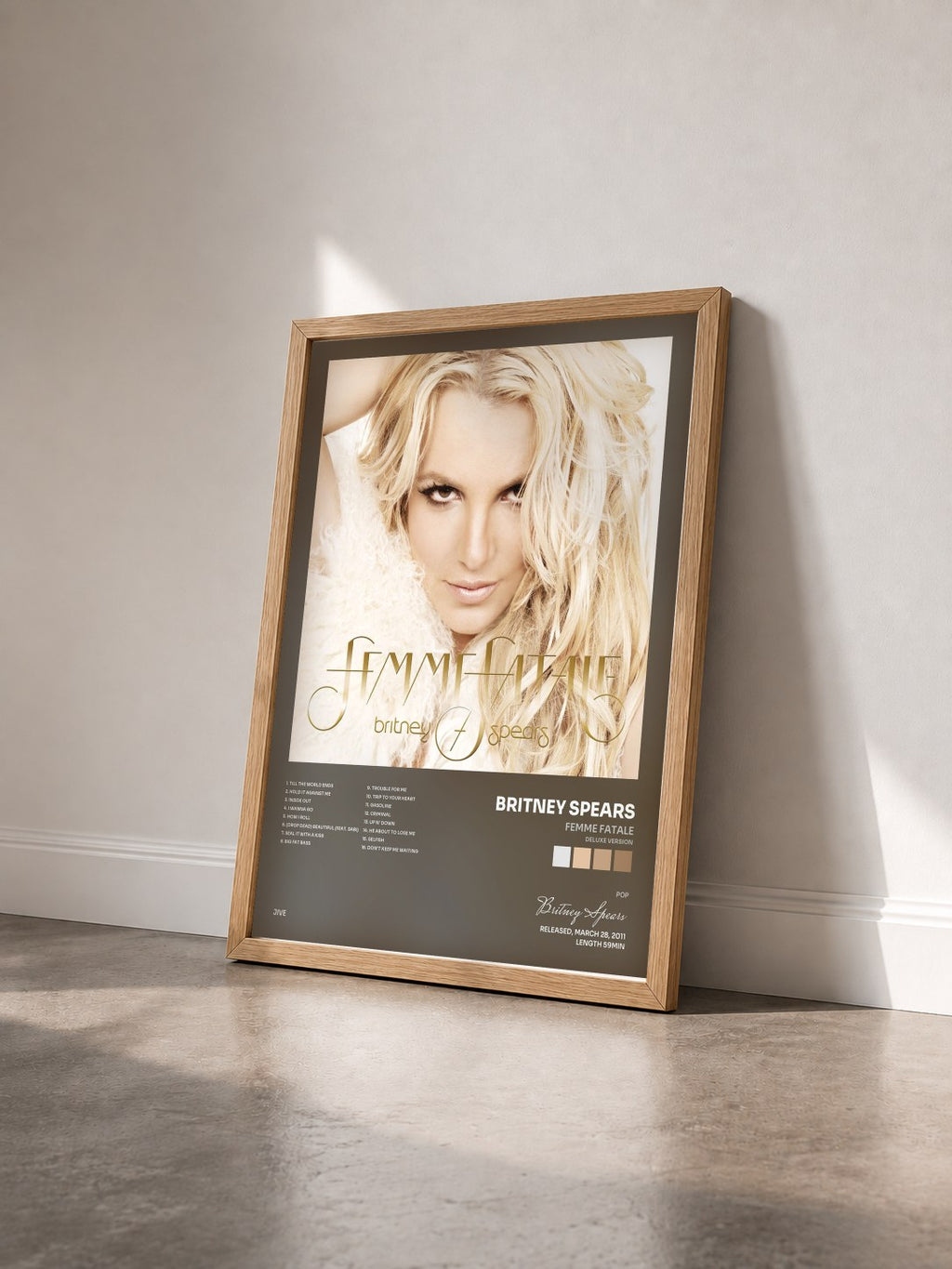 #bois Tableau de l'album Femme Fatale (Deluxe Version) de Britney Spears vu de trois quarts, cadre en bois brut