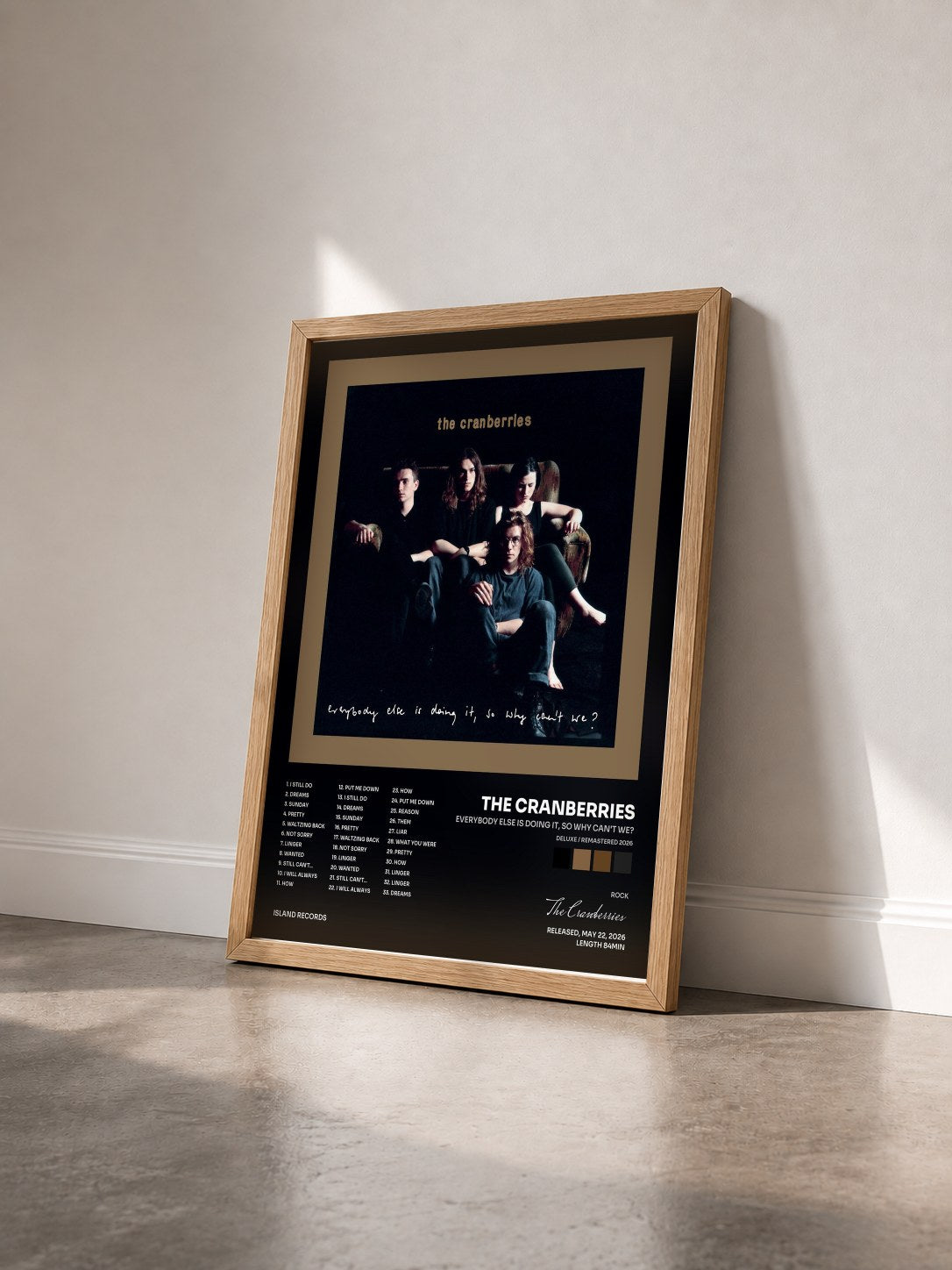 #bois Tableau de l'album Everybody Else Is Doing It, So Why Can't We? (Deluxe / Remastered 2026) de The Cranberries vu de trois quarts, cadre en bois brut