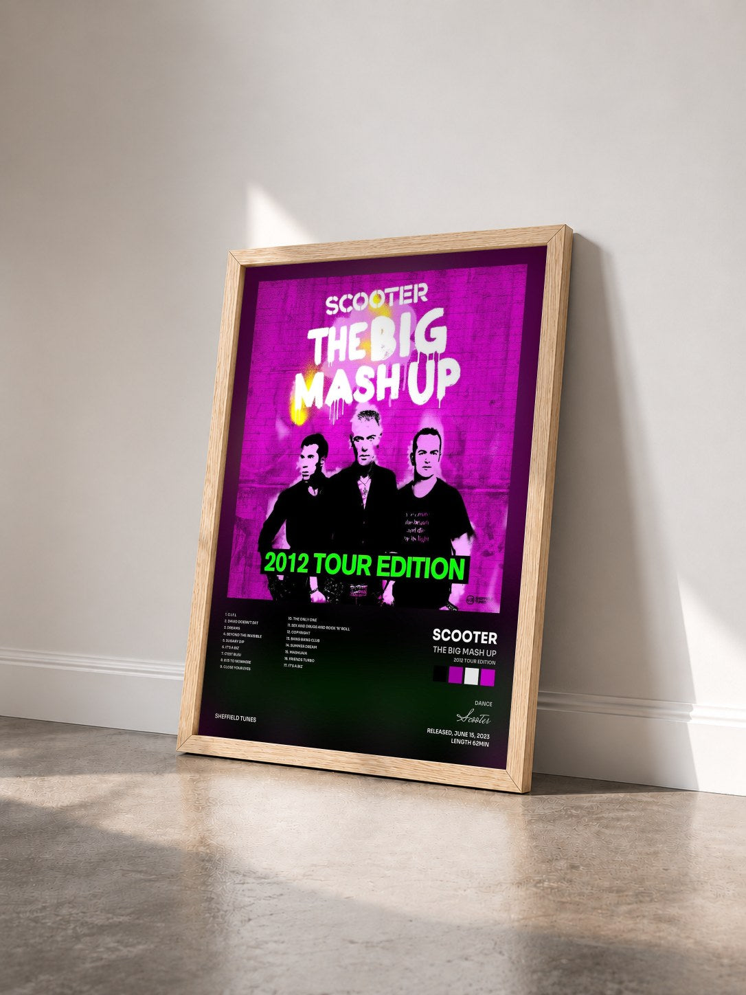 #bois Tableau de l'album The Big Mash Up (2012 Tour Edition) de Scooter vu de trois quarts, cadre en bois brut